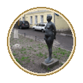 Скульптуры во дворе Московского Союза Художников